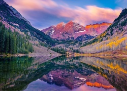 Stany Zjednoczone, Stan Kolorado, Góry, Szczyty Maroon Bells, Jezioro Maroon, Drzewa, Odbicie