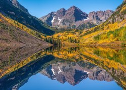 Góry Skaliste, Szczyty Maroon Bells, Jezioro Maroon Lake, Jesień, Drzewa, Stan Kolorado, Stany Zjednoczone