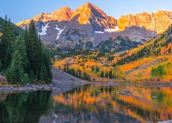 Góry Skaliste, Szczyty Maroon Bells, Jezioro Maroon Lake, Drzewa, Stan Kolorado, Stany Zjednoczone