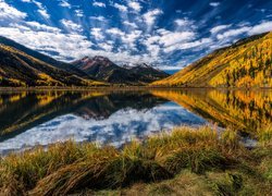 Jezioro Maroon Lake, Zbocza, Góry, Szczyty Maroon Bells, Drzewa, Aspen, Kolorado, Stany Zjednoczone