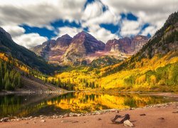 Jesień, Góry Skaliste, Szczyty Maroon Bells, Jezioro Maroon Lake, Drzewa, Stan Kolorado, Stany Zjednoczone