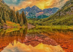 Jezioro Maroon Lake ze szczytem Maroon Bells w tle