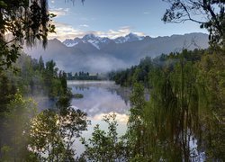 Jezioro Matheson, Mgła, Drzewa, Góry, Alpy Południowe, Zachód słońca, Wyspa Południowa, Nowa Zelandia, Park Narodowy Góry Cooka