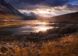 Jezioro Medicine Lake w kanadyjskim Parku Narodowym Jasper