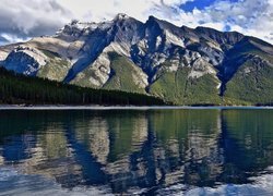 Jezioro, Lake Minnewanka, Drzewa, Góry Skaliste, Odbicie, Park Narodowy Banff, Alberta, Kanada