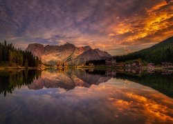 Jezioro Misurina i Grand Hotel Misurina w Dolomitach