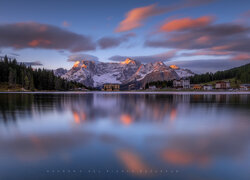 Jezioro Misurina Lake i ośnieżone Dolomity