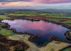 Jezioro Moor Lough Lake wśród pól Irlandii Północnej