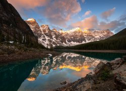 Kanada, Alberta, Park Narodowy Banff, Jezioro Moraine, Góry, Drzewa, Chmury, Odbicie