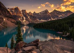 Kanada, Park Narodowy Banff, Góry, Jezioro Moraine, Lasy, Drzewa, Chmury