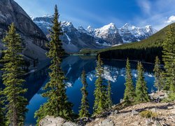 Kanada, Prowincja Alberta, Jezioro Moraine, Park Narodowy Banff, Góry, Śnieg, Drzewa, Odbicie