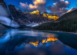 Kanada, Alberta, Park Narodowy Banff, Góry, Rozświetlone, Szczyty, Jezioro, Moraine Lake, Drzewa, Las, Mgła, Chmury, Odbicie