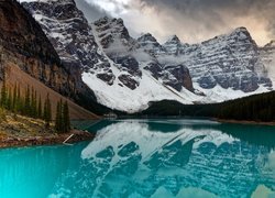 Park Narodowy Banff, Jezioro, Moraine Lake, Ośnieżone, Góry, Drzewa, Chmury, Prowincja Alberta, Kanada