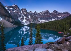Park Narodowy Banff, Prowincja Alberta, Jezioro, Moraine Lake, Góry, Drzewa, Kamienie, Chmury, Kanada