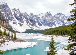 Jezioro Moraine Lake w Górach Skalistych zimą