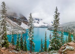 Park Narodowy Banff, Jezioro, Moraine Lake, Góry, Chmury, Lasy, Drzewa, Świerki, Kamienie, Śnieg, Zima, Alberta, Kanada