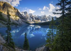 Kanada, Park Narodowy Banff, Prowincja Alberta, Góry, Chmury, Jezioro, Moraine Lake, Odbicie, Drzewa, Świerki