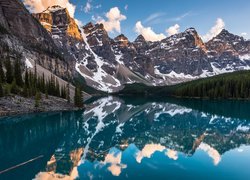 Kanada, Prowincja Alberta, Park Narodowy Banff, Góry, Drzewa, Lasy, Jezioro Moraine