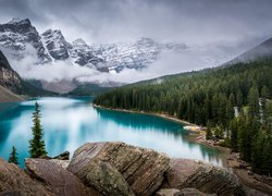 Park Narodowy Banff, Jezioro, Moraine Lake, Drzewa, Lasy, Ośnieżone, Góry, Mgła, Chmury, Skały, Kamienie, Alberta, Kanada