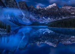 Góry, Jezioro Moraine, Mgła, Odbicie, Park Narodowy Banff, Alberta, Kanada