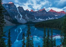Kanada, Alberta, Park Narodowy Banff, Jezioro Moraine, Las, Drzewa, Góry, Odbicie, Chmury