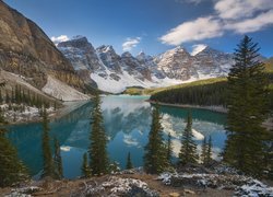 Park Narodowy Banff, Jezioro Moraine, Las, Drzewa, Góry, Chmury, Odbicie, Prowincja Alberta, Kanada