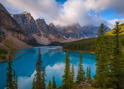 Kanada, Prowincja Alberta, Park Narodowy Banff, Jezioro Moraine, Drzewa, Chmury, Góry