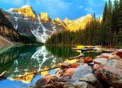 Kanada, Prowincja Alberta, Park Narodowy Banff, Góry, Las, Jezioro Moraine, Dolina Dziesięciu Szczytów, Kamienie, Odbicie