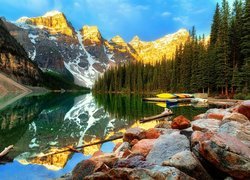 Jezioro Moraine w Dolinie Dziecięciu Szczytów na terenie Parku Narodowego Banff