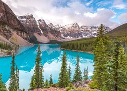 Jezioro Moraine w dolinie Dziesięciu Szczytów w Parku Narodowym Banff