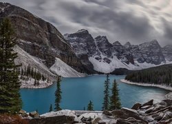 Zima, Park Narodowy Banff, Góry, Dolina Dziesięciu Szczytów, Valley of the Ten Peaks, Jezioro Moraine, Drzewa, Prowincja Alberta, Kanada