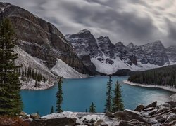 Jezioro Moraine w Dolinie Dziesięciu Szczytów