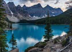 Kanada, Prowincja Alberta, Park Narodowy Banff, Jezioro Moraine, Góry, Drzewa, Chmury