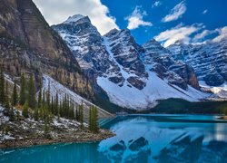 Jezioro Moraine w kanadyjskiej Dolinie Dziesięciu Szczytów
