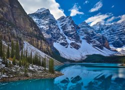 Kanada, Alberta, Park Narodowy Banff, Jezioro Moraine, Dolina Dziesięciu Szczytów, Drzewa, Góry, Chmury