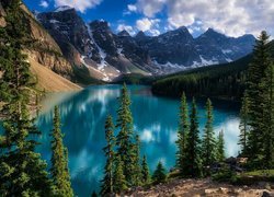  Kanada, Prowincja Alberta, Park Narodowy Banff, Jezioro Moraine, Drzewa, Chmury