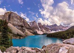 Jezioro Moraine w Parku Narodowym Banff w prowincji Alberta w Kanadzie