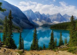 Park Narodowy Banff, Jezioro, Moraine Lake, Las, Drzewa, Góry, Obłoki, Poranek, Alberta, Kanada