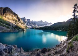 Park Narodowy Banff, Jezioro, Moraine Lake, Góry Skaliste, Drzewa, Lasy, Wschód słońca, Alberta, Kanada