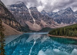  Kanada, Prowincja Alberta, Park Narodowy Banff, Jezioro Moraine, Góry, Drzewa, Chmury