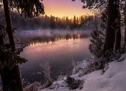 Jezioro na terenie kurortu przyrodniczego Kapeenkoski w Finlandii