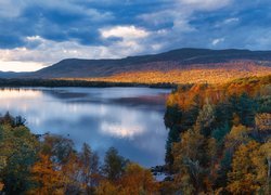 Jezioro na tle gór jesienną porą