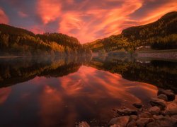 Jezioro o zachodzie słońca w Valdres