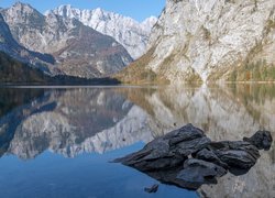 Jezioro Obersee, Góry Alpy, Odbicie, Kamienie, Park Narodowy Berchtesgaden, Bawaria, Niemcy