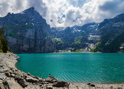 Jezioro Oeschinen w Alpach Szwajcarskich