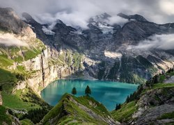 Jezioro Oeschinen, Góry Alpy Berneńskie, Kanton Berno, Szwajcaria, Chmury, Drzewa