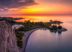 Jezioro Ontario, Cathedral Bluffs Park, Skały, Drzewa, Zachód słońca, Toronto, Kanada