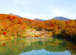 Jezioro otoczone lasem w barwach kolorowej jesieni
