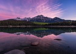 Jezioro Patricia Lake w Parku Narodowym Jasper w Kanadzie