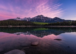 Kanada, Prowincja Alberta, Park Narodowy Jasper, Jezioro Patricia Lake, Góry, Drzewa, Odbicie